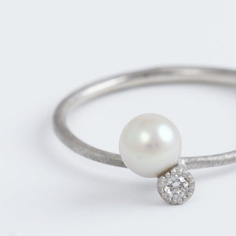 Baby Akoya pearl single pearl diamond platinum ring