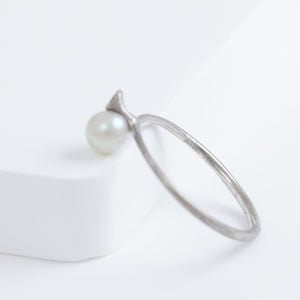 Baby Akoya pearl single pearl diamond platinum ring