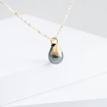 Load image into Gallery viewer, Platy black south sea pearl pendant
