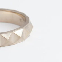 Load image into Gallery viewer, Studs champagne gold ring
