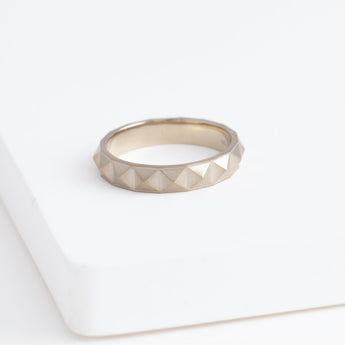 Studs champagne gold ring