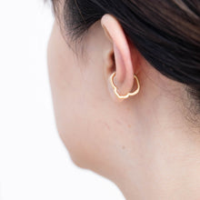 Load image into Gallery viewer, Crest lily ear cuff
