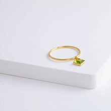 Load image into Gallery viewer, Swinging square peridot ring
