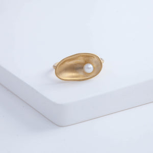 Gold petal ring with pearl