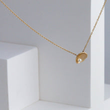 Load image into Gallery viewer, Gold petal necklace with pearl
