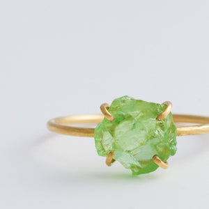 Rough stone green grossular garnet ring - Kolekto 