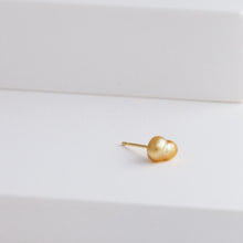 Load image into Gallery viewer, Kidney single gold pearl stud - Kolekto 
