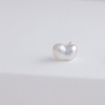 Kidney single white pearl stud - Kolekto 