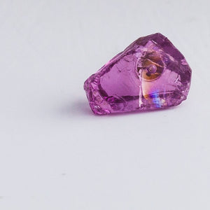 Rough stone rhodolite stud - Kolekto 